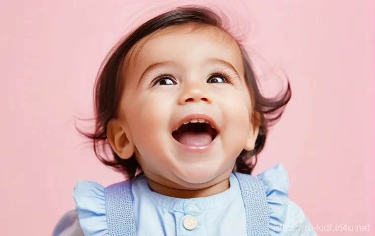 유아용 가죽 장갑 - **A joyful toddler, around